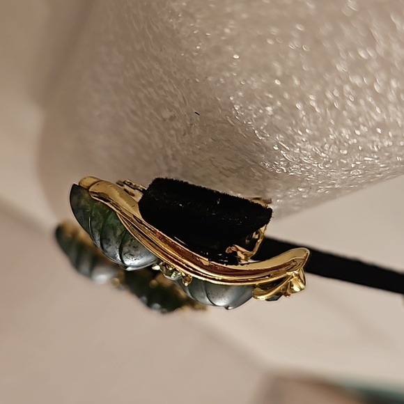 STAR Brand Grey Green Lucite Leaves & AB Rhinestone on Goldtone Clip-on Earring - Picture 3 of 5